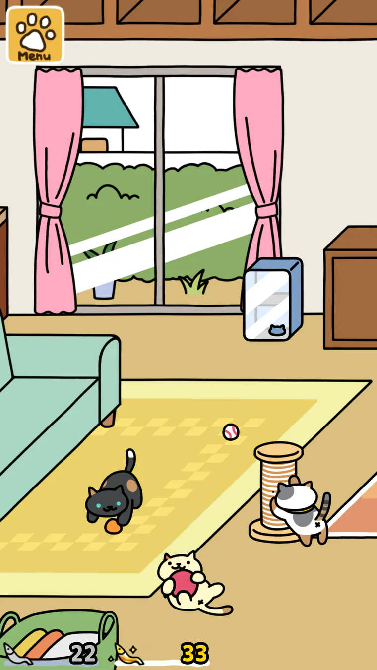 La stanza dentro casa in Neko Atsume 2: un tappeto giallo davanti alla finestra con le tende rosa, un gatto nero che gioca con una pallina, un tiragraffi e un divano verde acqua.